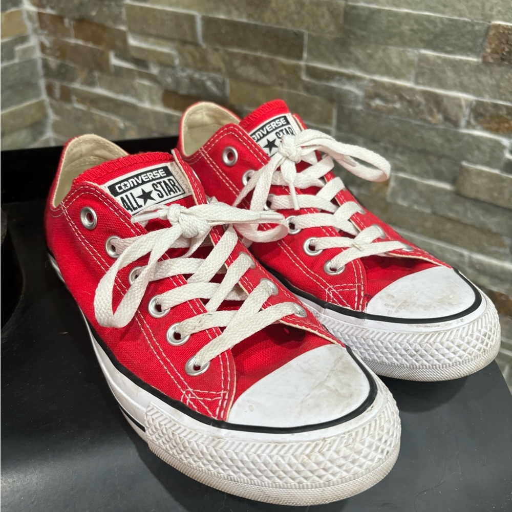Converse Chuck Taylor All Star Low Tops • Women’s 8 •